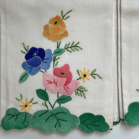 Vtg NWT China Art Linens two white cotton floral embroidered hand or tea towels - Picture 2 of 6